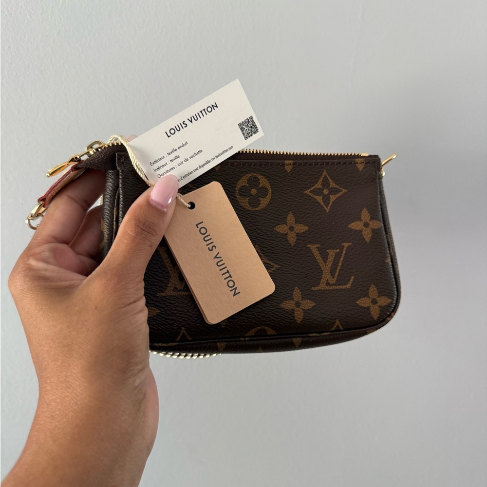 ⭕️SOLD⭕️Louis Vuitton Gold and Brown Monogram Wristlet - Picture 14 of 15